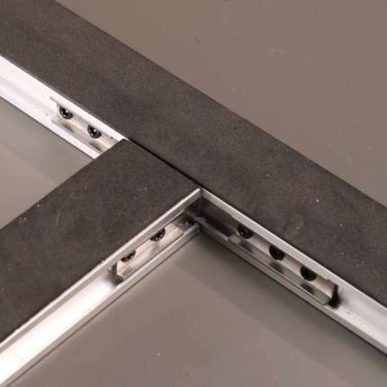 tasma akustyczna zamontowana na legarach aluminiowych